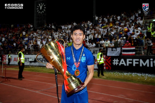 Tuyển thủ Thái Lan lên đường sau chức vô địch AFF Cup 2022 - Ảnh 1.