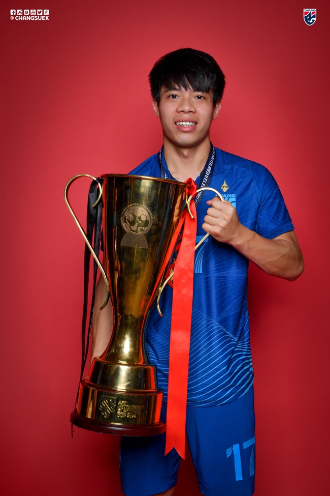 Tuyển thủ Thái Lan lên đường sau chức vô địch AFF Cup 2022 - Ảnh 2.