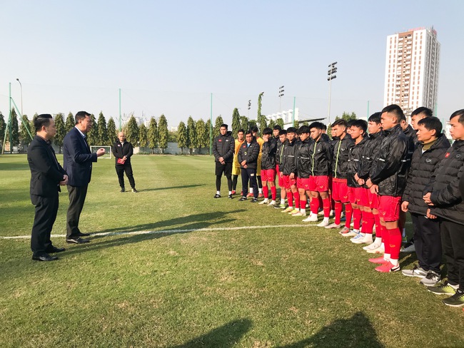 U20 Việt Nam rèn thể lực chuẩn bị cho chuyến tập huấn Saudi Arabia - Ảnh 2.