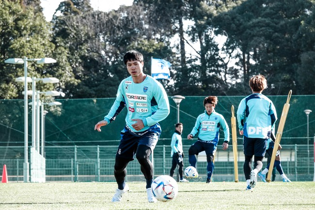 Bóng đá Việt Nam ngày 29/1: HLV Yokohama FC khen Công Phượng - Ảnh 1.