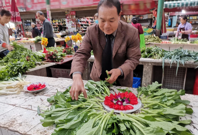 Ông chủ sạp rau ven đường kiếm hơn 1,7 tỷ VNĐ mỗi năm: Chỉ cần có năng lực, ai cũng kiếm được tiền - Ảnh 2.