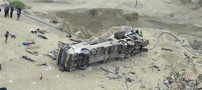 Xe khách lao vực ở Peru, ít nhất 24 người thiệt mạng - Ảnh 1.