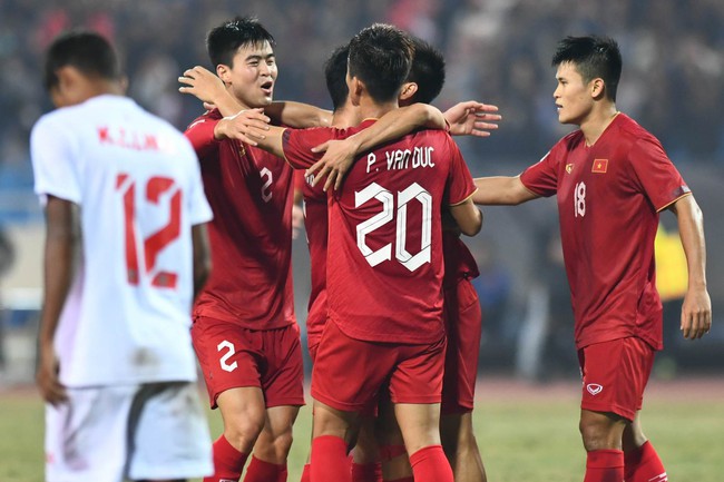 Dẫn trước Myanmar 1-0, HLV Park Hang-seo vẫn liên tục gọi Quang Hải và đồng đội lại gần để dặn dò - Ảnh 9.