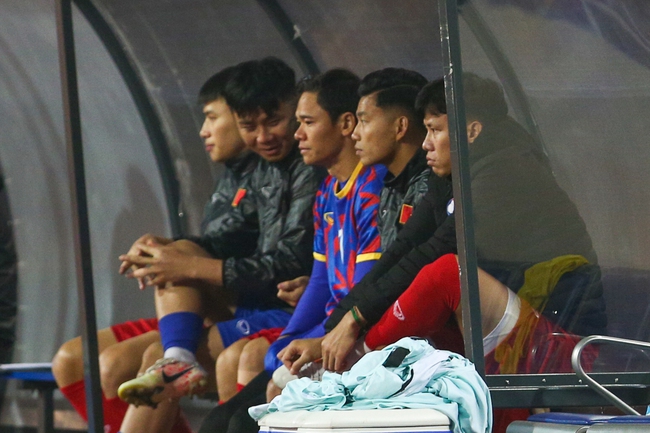 Dẫn trước Myanmar 1-0, HLV Park Hang-seo vẫn liên tục gọi Quang Hải và đồng đội lại gần để dặn dò - Ảnh 8.
