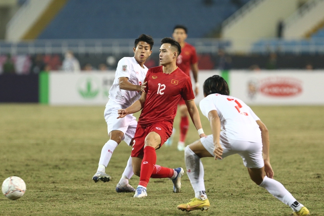 Dẫn trước Myanmar 1-0, HLV Park Hang-seo vẫn liên tục gọi Quang Hải và đồng đội lại gần để dặn dò - Ảnh 4.