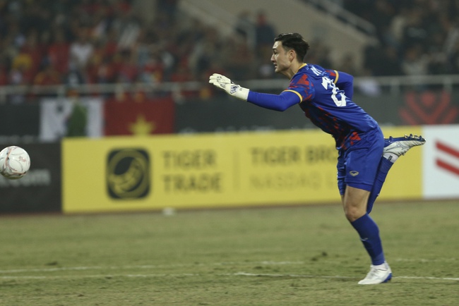 Dẫn trước Myanmar 1-0, HLV Park Hang-seo vẫn liên tục gọi Quang Hải và đồng đội lại gần để dặn dò - Ảnh 6.