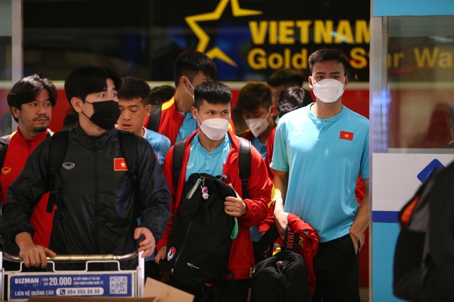 Đội tuyển Việt Nam nhanh chóng di chuyển ra sân bay - Ảnh 2.