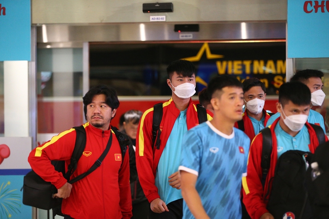 Đội tuyển Việt Nam nhanh chóng di chuyển ra sân bay - Ảnh 12.