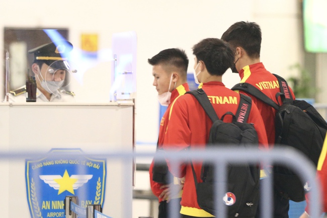 Đội tuyển Việt Nam nhanh chóng di chuyển ra sân bay - Ảnh 4.