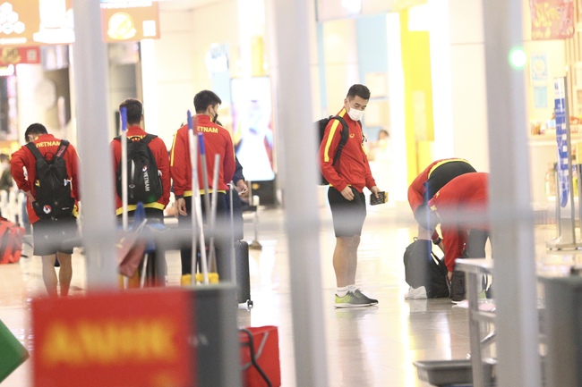 Đội tuyển Việt Nam nhanh chóng di chuyển ra sân bay - Ảnh 8.