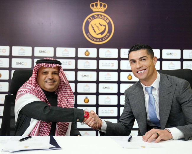 Chùm ảnh Ronaldo chính thức ra mắt Al Nassr hoành tráng  - Ảnh 3.