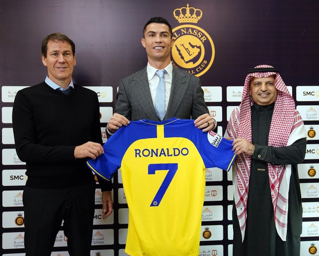 Chùm ảnh Ronaldo chính thức ra mắt Al Nassr hoành tráng  - Ảnh 4.