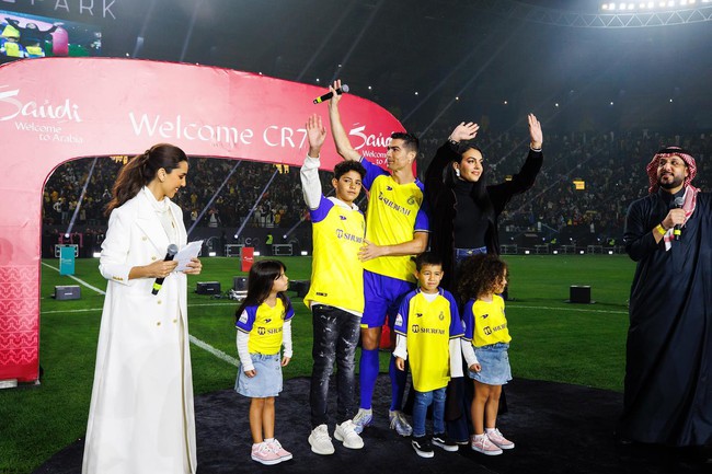 Chùm ảnh Ronaldo chính thức ra mắt Al Nassr hoành tráng  - Ảnh 12.