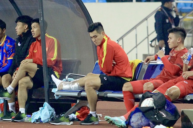 Tiến Linh mặt buồn thiu khi phải ngồi chườm đá trong trận thắng Malaysia - Ảnh 2.