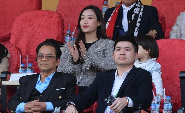 Chủ tịch CLB Hà Nội ăn mừng chức vô địch nhưng vẫn “giữ” vợ Hoa hậu khư khư: “Phải cẩn thận, giờ đất chật người đông lắm” - Ảnh 1.