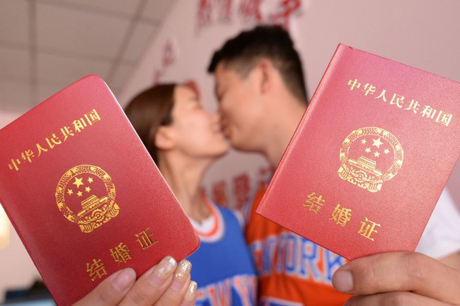 “Kết hôn như xuống địa ngục”: Thanh niên Trung Quốc ngày càng từ chối hôn nhân vì không có tiền và sợ khó ly dị - Ảnh 2.
