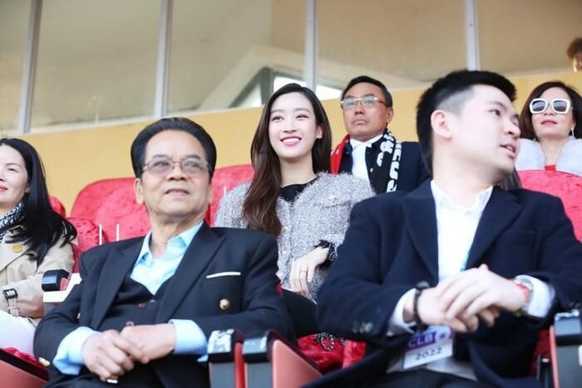 Hoa hậu Đỗ Mỹ Linh xinh đẹp trên khán đài cổ vũ đội bóng của ông xã  - Ảnh 3.