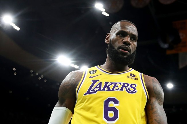 LeBron James nói gì trong phòng thay đồ sau thất bại trước Boston Celtics? - Ảnh 4.