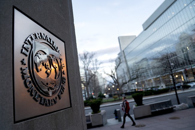 IMF tăng dự báo tăng trưởng kinh tế toàn cầu năm 2023 lên mức 2,9% - Ảnh 1.