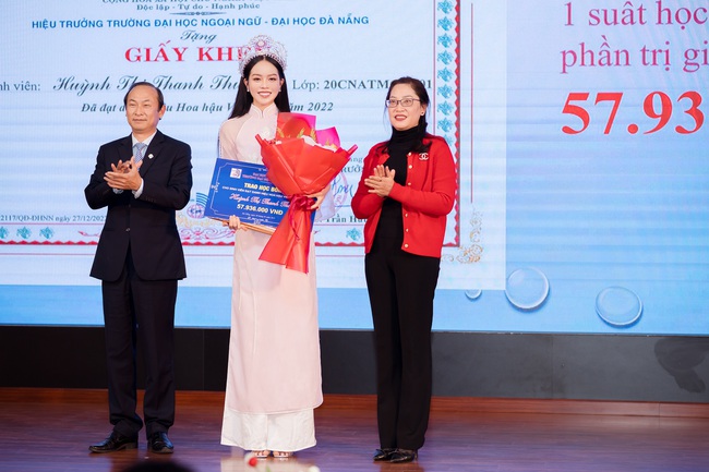 Hoa hậu Thanh Thủy diện áo dài, rạng rỡ về trường nhận bằng khen và học bổng - Ảnh 3.