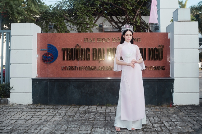 Hoa hậu Thanh Thủy diện áo dài, rạng rỡ về trường nhận bằng khen và học bổng - Ảnh 8.