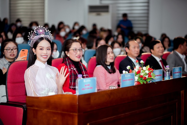 Hoa hậu Thanh Thủy diện áo dài, rạng rỡ về trường nhận bằng khen và học bổng - Ảnh 1.