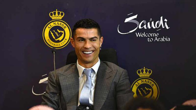 Ronaldo bị chê cười khi nhầm lẫn trong cuộc họp báo ra mắt CLB mới - Ảnh 2.