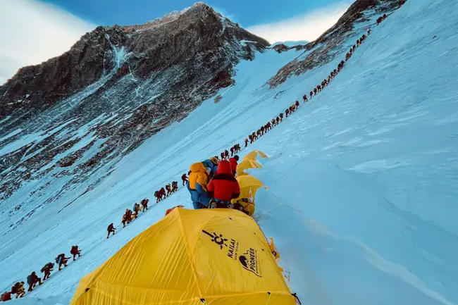 &quot;Nghĩa địa trắng&quot; trên đỉnh Everest: Mạo hiểm mạng sống để chinh phục &quot;nóc nhà thế giới&quot;, nhiều nhà leo núi chẳng thể tìm được đường về nhà - Ảnh 2.