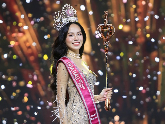 Hoa hậu Việt Nam Thanh Thủy lộ gương mặt có khuyết điểm khi đọ sắc bên Đoàn Thiên Ân - Ảnh 4.