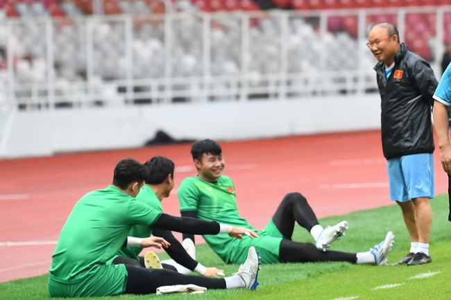 Đặng Văn Lâm được thầy Park dặn dò, thoải mái sải cánh trước trận gặp Indonesia - Ảnh 3.