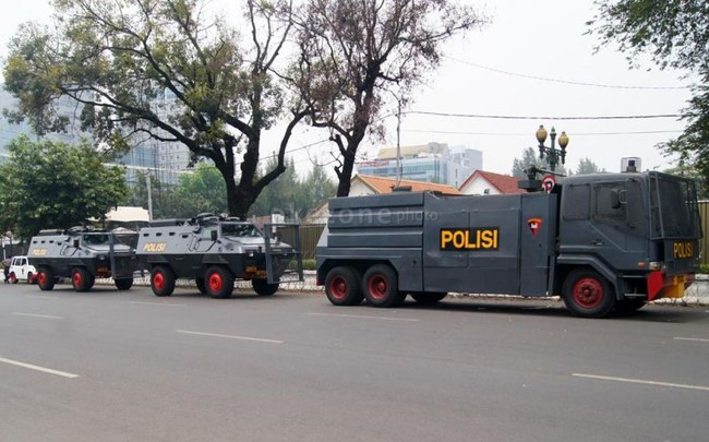 Sau vụ CĐV ném vỡ kính xe buýt ĐT Thái Lan, cảnh sát Indonesa hộ tống tuyển Việt Nam cực kỹ lưỡng - Ảnh 2.