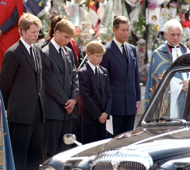 Hoàng tử Harry lần đầu kể lại chi tiết khoảnh khắc khi Công nương Diana qua đời với câu nói đau lòng từ vua cha - Ảnh 2.