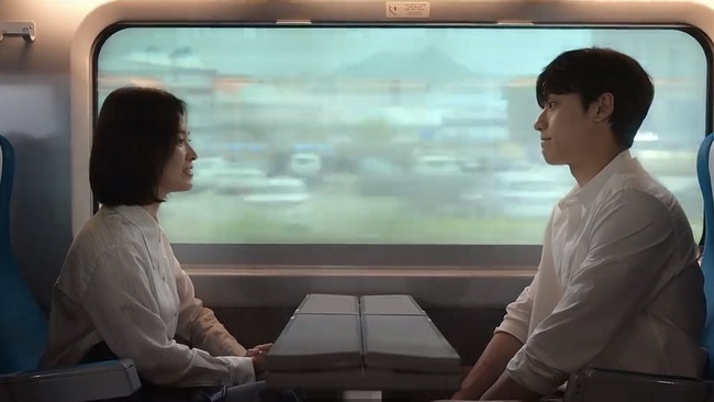 Song Joong Ki và Song Hye Kyo tránh cảnh hôn, ít khoe tình cảm trong phim mới - Ảnh 4.
