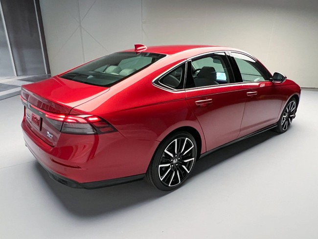 Honda Accord 2023 chốt giá quy đổi từ 666 triệu đồng: Nhiều công nghệ, động cơ hybrid cạnh tranh Camry - Ảnh 6.