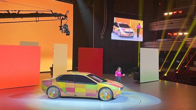 [CES 2023] BMW hé lộ concept xe điện của tương lai: Biết thể hiện cảm xúc, có thể đổi sang 32 màu khác nhau  - Ảnh 1.