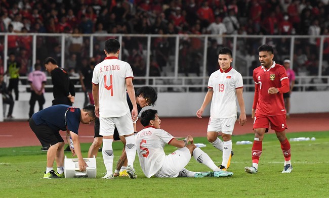 HLV Park Hang-seo ngăn Văn Hậu tìm trọng tài sau trận đấu với ĐT Indonesia - Ảnh 4.
