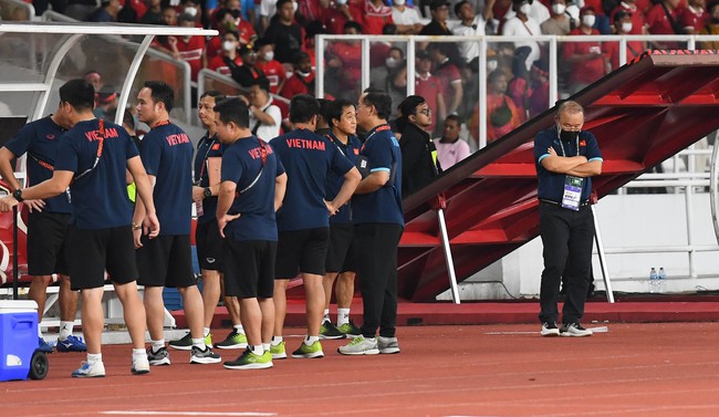 HLV Park Hang-seo ngăn Văn Hậu tìm trọng tài sau trận đấu với ĐT Indonesia - Ảnh 5.