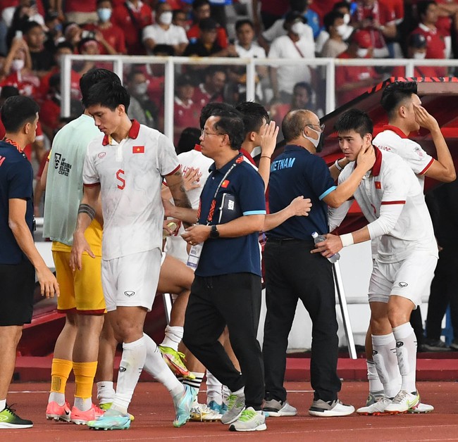 HLV Park Hang-seo ngăn Văn Hậu tìm trọng tài sau trận đấu với ĐT Indonesia - Ảnh 7.