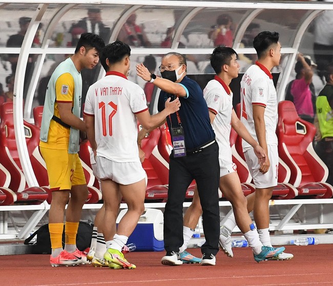 HLV Park Hang-seo ngăn Văn Hậu tìm trọng tài sau trận đấu với ĐT Indonesia - Ảnh 8.