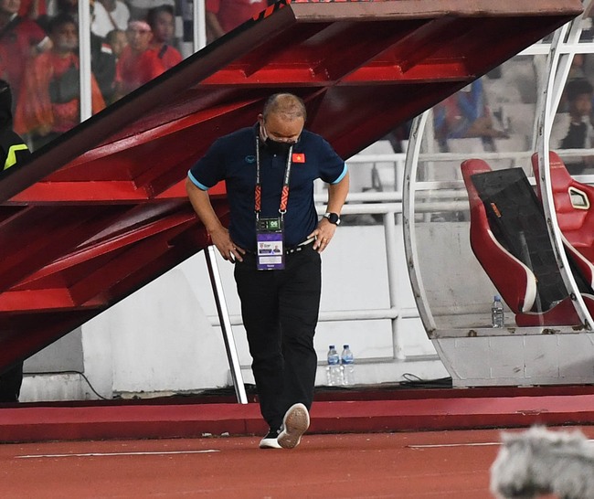 HLV Park Hang-seo ngăn Văn Hậu tìm trọng tài sau trận đấu với ĐT Indonesia - Ảnh 6.