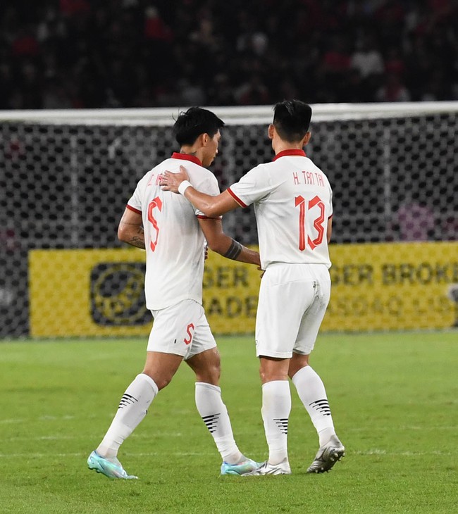 HLV Park Hang-seo ngăn Văn Hậu tìm trọng tài sau trận đấu với ĐT Indonesia - Ảnh 3.