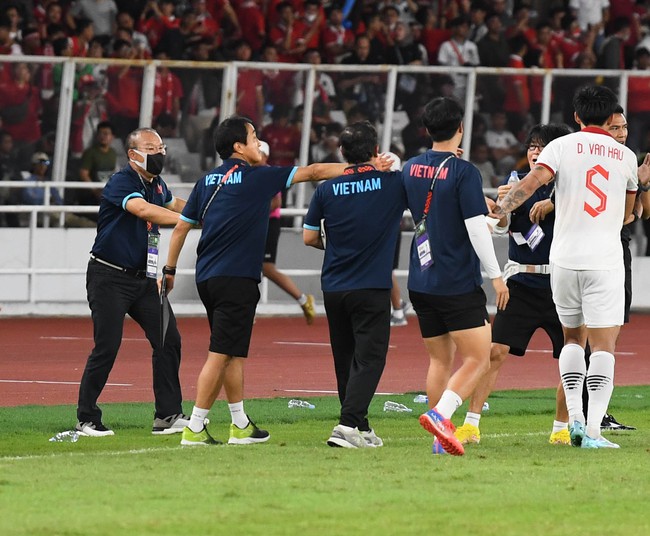 HLV Park Hang-seo ngăn Văn Hậu tìm trọng tài sau trận đấu với ĐT Indonesia - Ảnh 1.