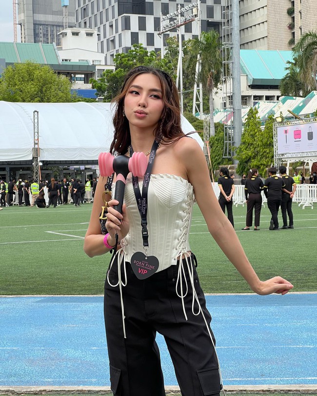 Sao Việt 'quẩy' ở concert BLACKPINK tại Thái Lan: Hoa hậu Thuỳ Tiên hào hứng, người thông báo tặng card bo góc với 1 điều kiện  - Ảnh 1.