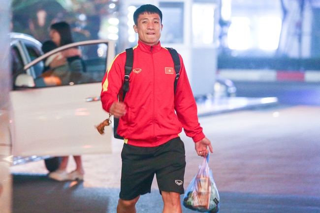 Đội tuyển Việt Nam về tới khách sạn giữa khuya, Bùi Tiến Dũng nhận quà bất ngờ - Ảnh 7.