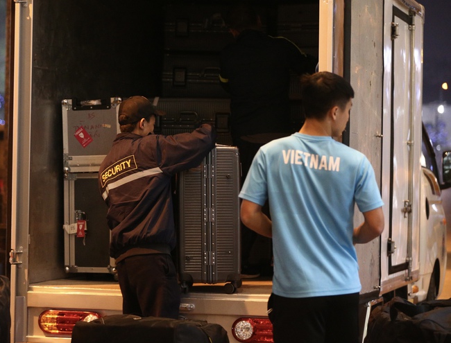Đội trợ lý tuyển Việt Nam về muộn, Bùi Tiến Dũng và Văn Hậu phụ nhân viên lái xe dỡ hành lý - Ảnh 3.