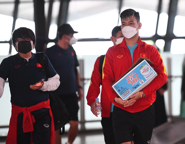 Tuấn Anh giúp đồng đội vận chuyển đồ, thầy Park mua quà cho người thân trước giờ lên máy bay - Ảnh 6.