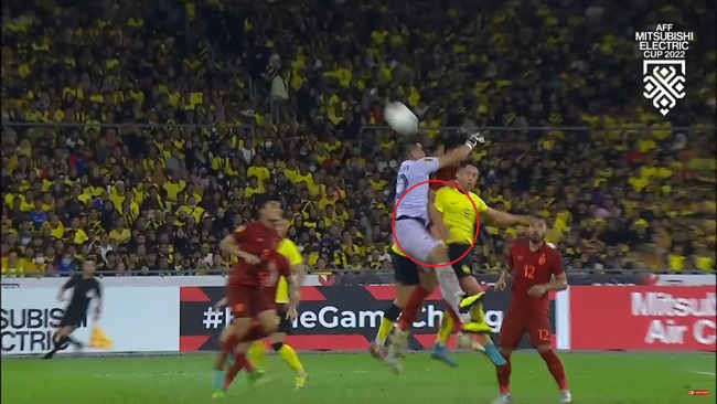 Cận cảnh tình huống Malaysia mất bàn thắng vì lí do không có thật - Ảnh 2.