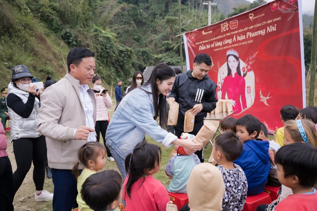Á hậu Phương Nhi trao tặng 20 con bò cho nông dân nghèo - Ảnh 6.