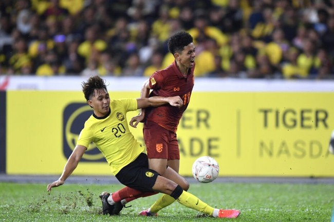 Báo Thái Lan chê đội nhà dứt điểm siêu tệ, đòi 11m sau trận thua trắng Malaysia - Ảnh 2.