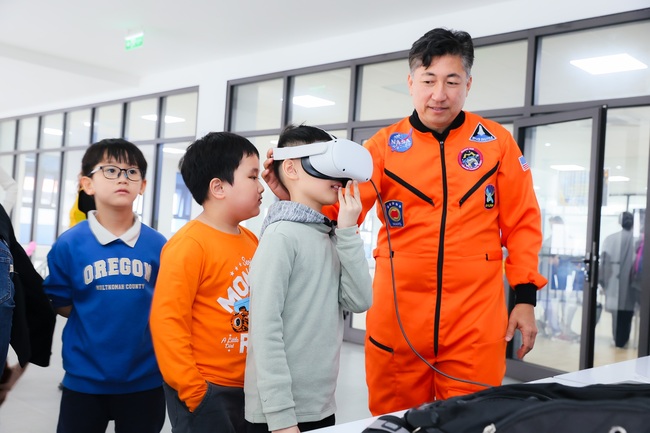 Học sinh gửi thông điệp lên trạm vũ trụ quốc tế ISS và nghe bác Phạm Tuân - người Việt Nam đầu tiên bay vào vũ trụ “kể chuyện”  - Ảnh 1.